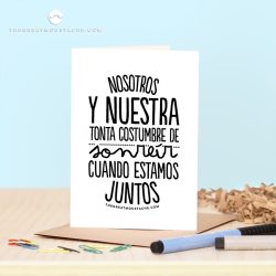 TARJETA - NOSOTROS Y NUESTRA TONTA COSTUMBRE DE SONREÍR CUANDO ESTAMOS JUNTOS + SOBRE KRAFT