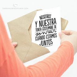 TARJETA - NOSOTROS Y NUESTRA TONTA COSTUMBRE DE SONREÍR CUANDO ESTAMOS JUNTOS + SOBRE KRAFT