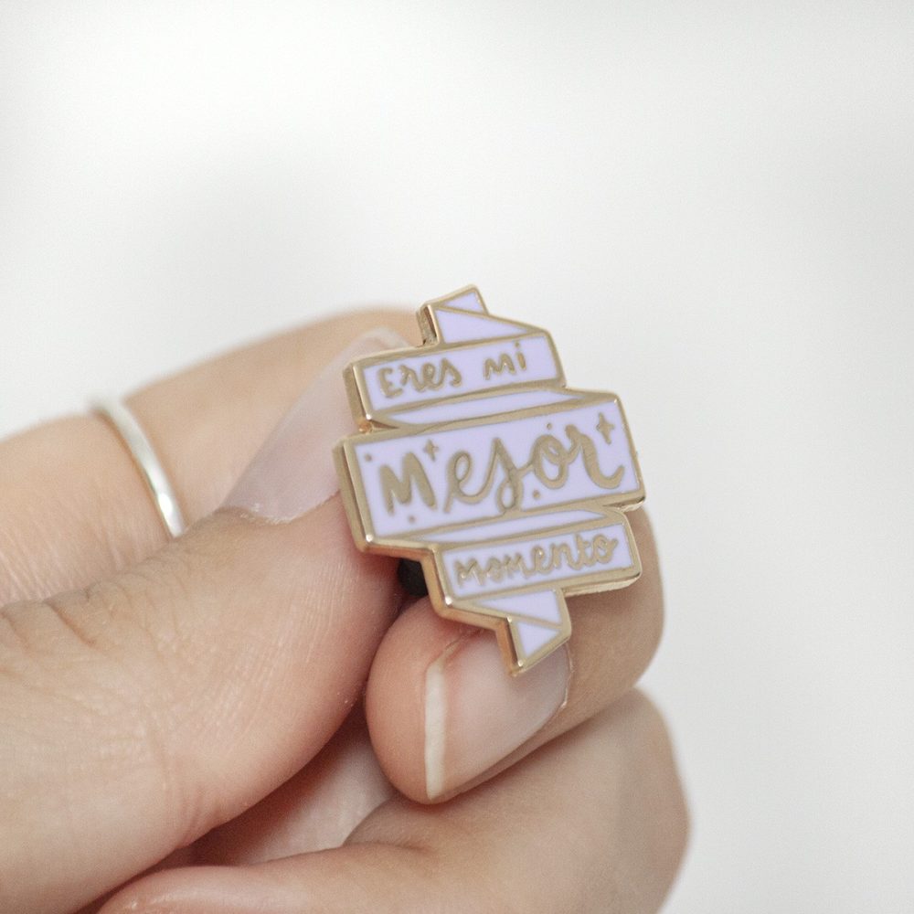 TARJETA STAMPING DORADO + PIN "ERES MI MEJOR MOMENTO"