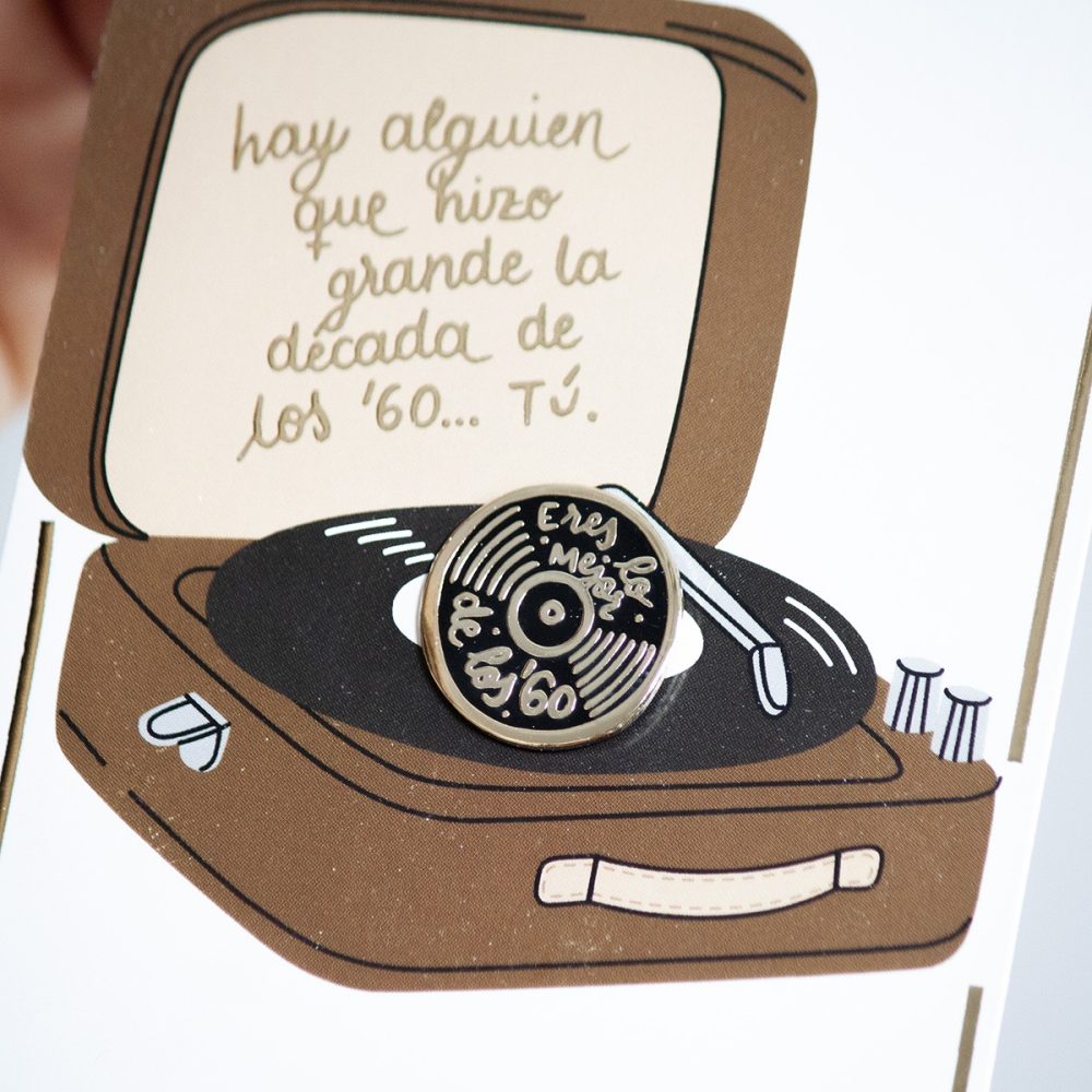 TARJETA STAMPING DORADO + PIN "ERES LO MEJOR DE LOS 60s"