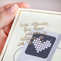 TARJETA STAMPING DORADO + PIN "ERES LO MEJOR DE LOS 90s"